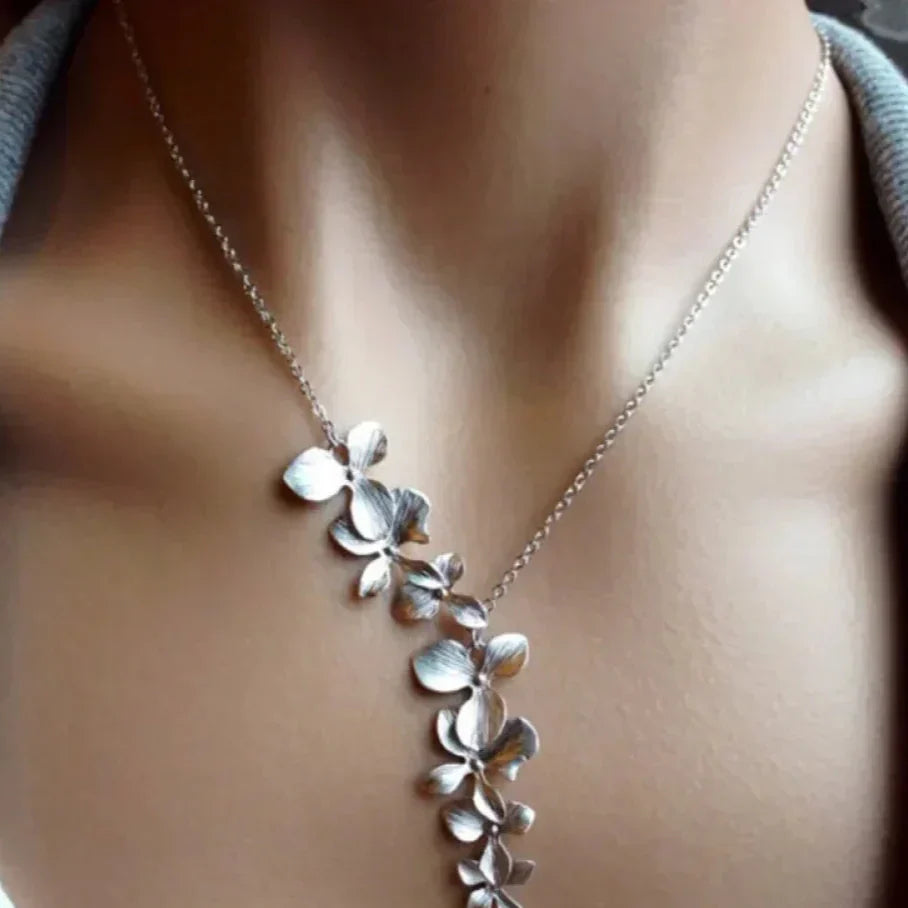 Daciana | Silver necklace with flower motif