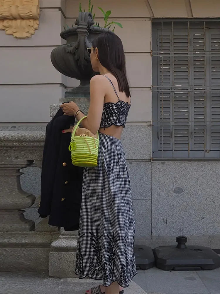 Clara - Elegancka Sukienka w Kratę Chic