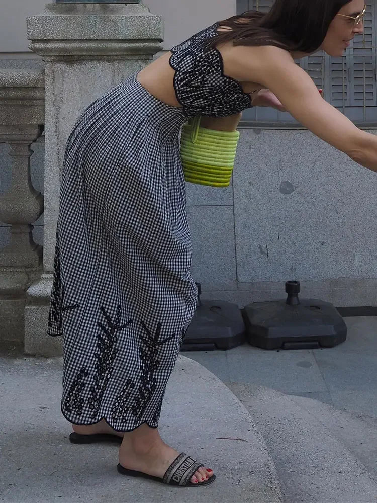 Clara - Elegancka Sukienka w Kratę Chic