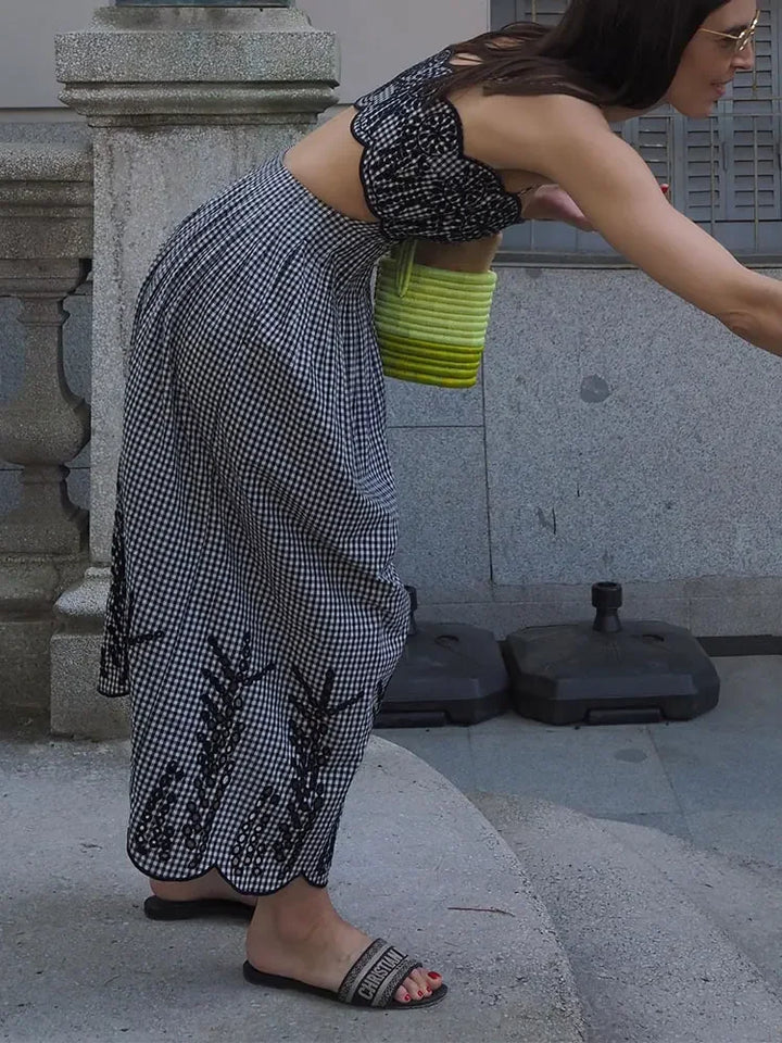 Clara - Elegancka Sukienka w Kratę Chic