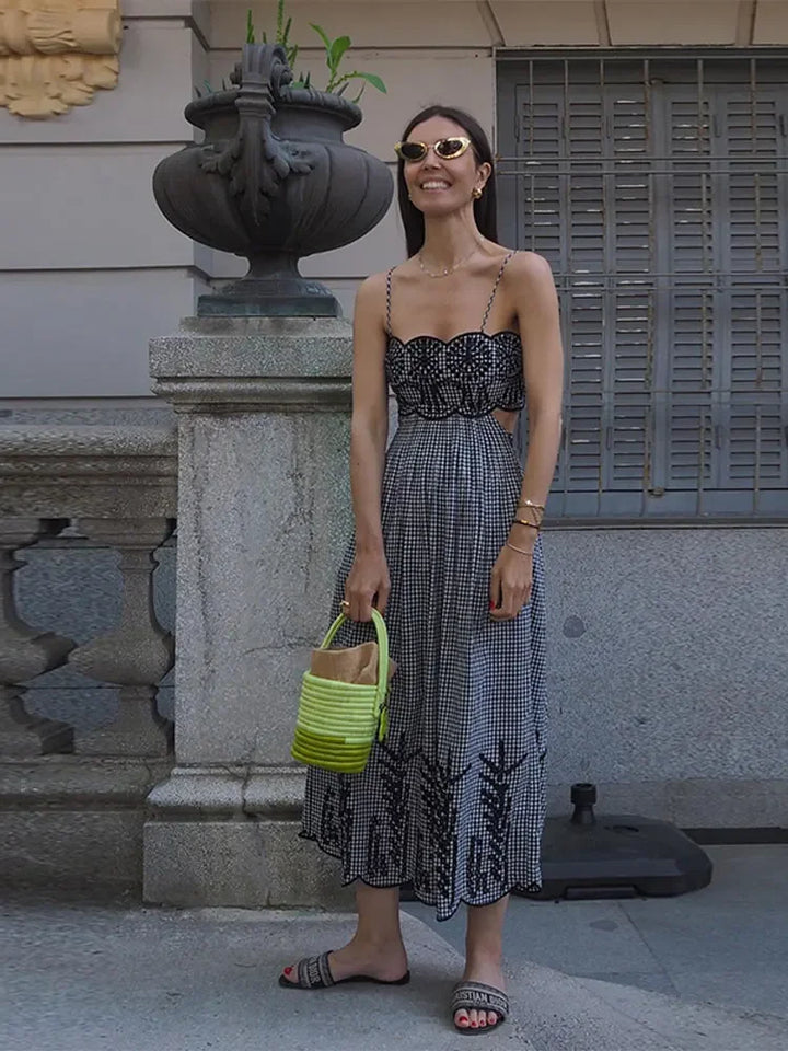 Clara - Elegancka Sukienka w Kratę Chic