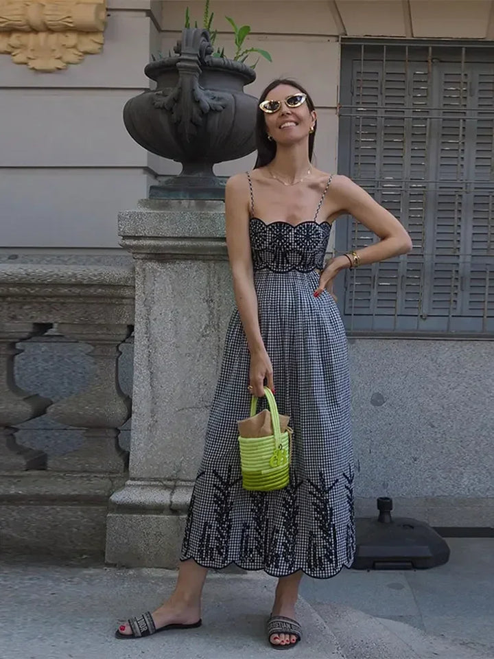 Clara - Elegancka Sukienka w Kratę Chic