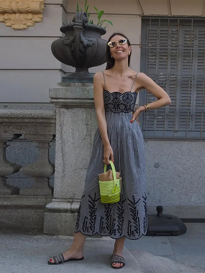Clara - Elegancka Sukienka w Kratę Chic