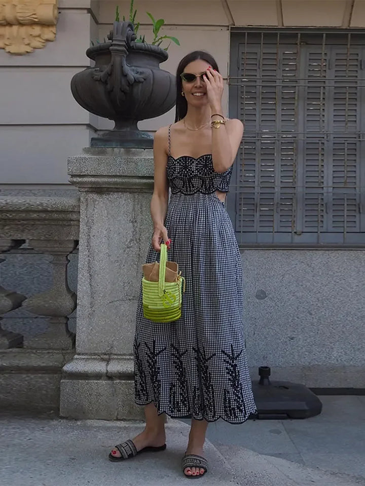 Clara - Elegancka Sukienka w Kratę Chic