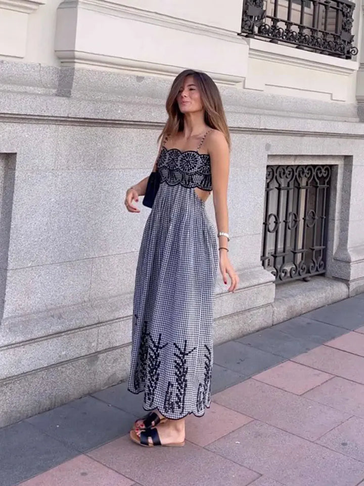 Clara - Elegancka Sukienka w Kratę Chic